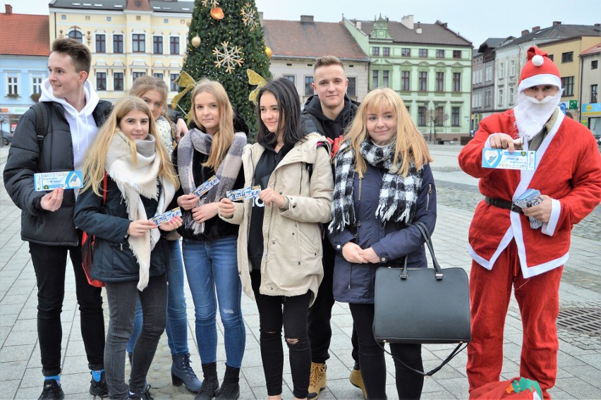 Oświęcim. Hokejowi Mikołaje pojawili się na Rynku