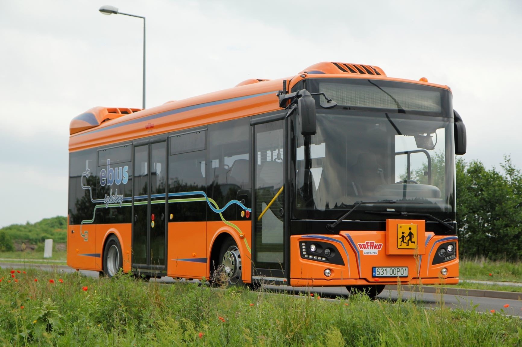 Polski elektryczny autobus oddany do dyspozycji gmin. Ma zapewnić  bezemisyjny transport lokalny oraz dowód dzieci do szkół | Strefa Biznesu