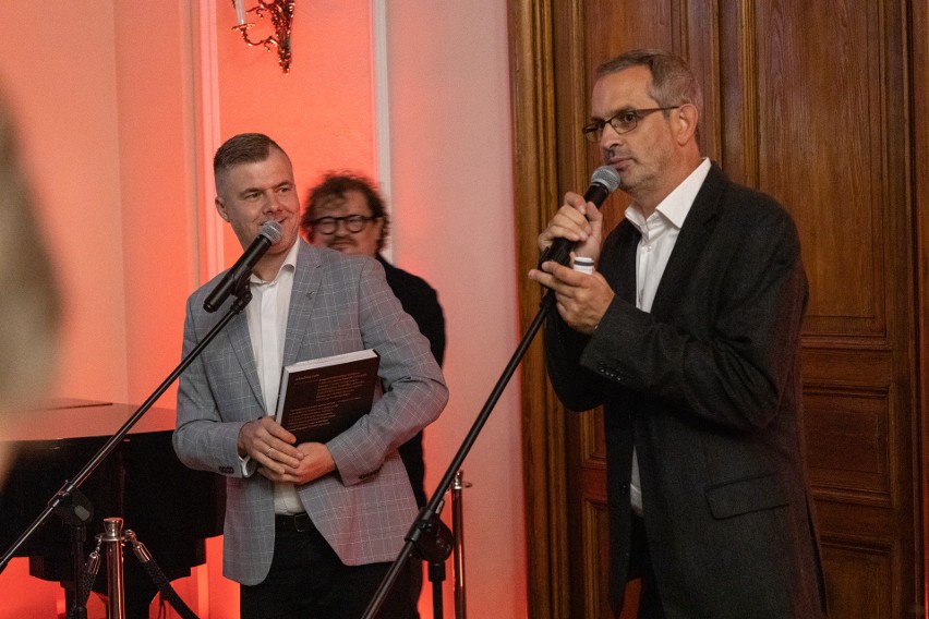 Tłumy na wernisażu najnowszej wystawy Arkadiusza Goli "INNY|NIE|OBCY" w Pałacu Schoena w Sosnowcu. 30 lat społeczności Romów na Śląsku