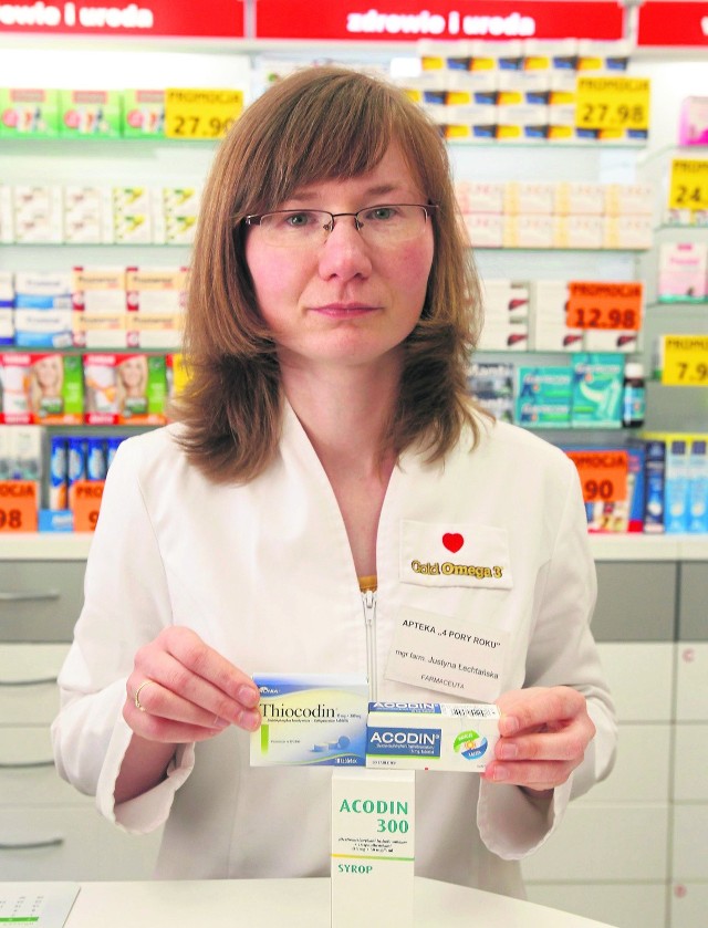 Justyna Łechtańska z katowickiej apteki przy ulicy Jagiellońskiej pokazuje lekarstwa, których zażywanie powinni kontrolować rodzice