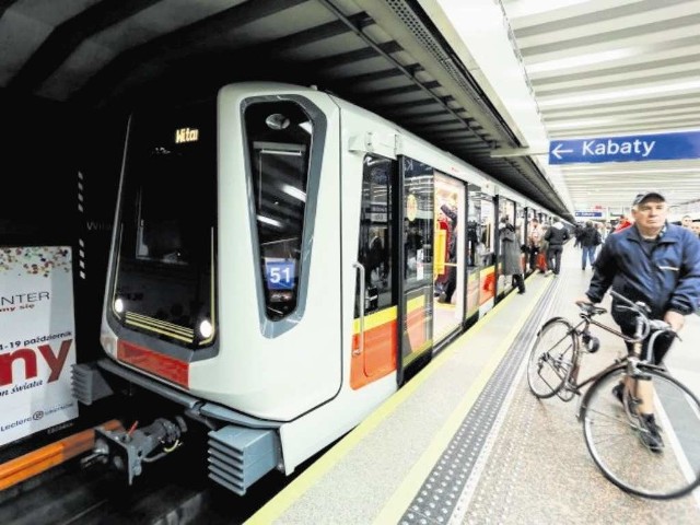 Pierwsze Inspiro wyjechały na tory metra w Warszawie w październiku 2013 roku. Już w listopadzie zostały wycofane na kilka miesięcy. Teraz wykryto w pociągach  wadę systemową
