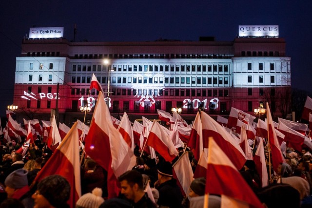 11.11.2018 warszawa aleje jerozolimskie marsz niepodleglosci 2018 warsza onr race raca flara patrioci ruch narodowy flaga narodowa polski bialo czerwoni polacy narodowcy nz fot. szymon starnawski / polska press