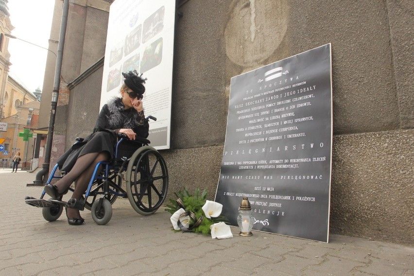 Protest pielęgniarek: Poznańskie pielęgniarki w żałobie...