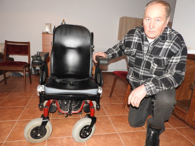 Wózek jest nowy i wyposażony w szereg różnych udogodnień dla osób niepełnosprawnych. Komuś mógłby teraz ułatwić życie