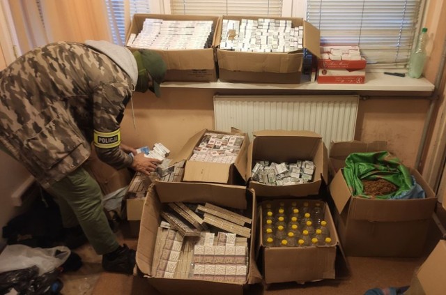 Policjanci ujawnili w Kruszwicy worki z krajanką tytoniową o wadze 11,5 kilograma, 57 760 sztuk papierosów i 22,5 litra spirytusu