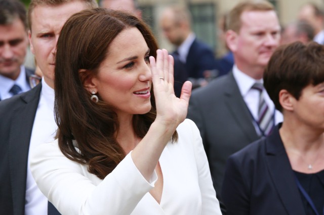 Kate Middleton urodziła się 9 stycznia 1982 roku a w 2011 roku wyszła za mąż za księcia Williama i dołączyła tym samym do rodziny królewskiej. Księżna Kate jako żona brytyjskiego księcia nosi oficjalny tytuł księżnej Cambridge. Księżna Kate i książę William to ulubiona para Brytyjczyków. Kate Middleton to jedna z najpopularniejszych postaci w Wielkiej Brytanii, znana i podziwiana na całym świecie za swoją urodę, inteligencję, charyzmę, empatię, wdzięk i wyczucie stylu.Księżna Kate na co dzień musi przestrzegać wielu reguł, które ustaliła królowa Elżbieta i postępować zgodnie z królewskim protokołem. Kate Middleton, Księżną Cambridge obowiązuje kodeks ubioru, nie ma dostępu do konta w mediach społecznościowych i może mieć problem ze zjedzeniem makaronu na kolację w pałacu. Czego nie może robić księżna Kate? Lista zakazów jest długa, niektóre z nich są naprawdę zaskakujące. Poznaj je w naszej galerii >>>>>