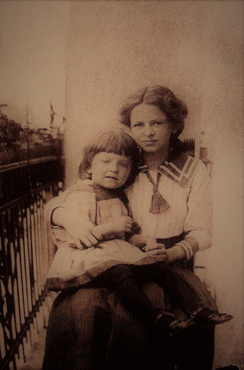 Mały Marian na kolanach najstarszej siostry Łucji - balkon w...