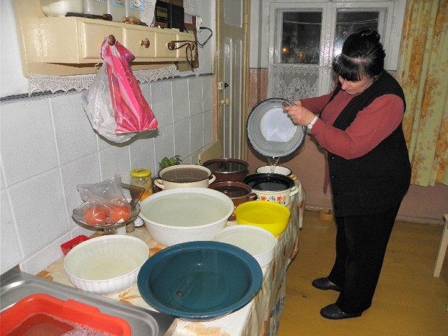 Elżbieta Sobich wodą z beczkowozu wypełnia niemal wszystkie naczynia w domu