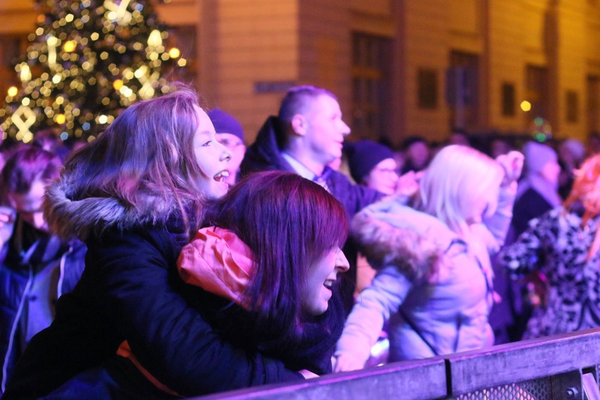 Sylwester w Lublinie. Tak mieszkańcy przywitali 2019 rok. Zobacz zdjęcia i wideo