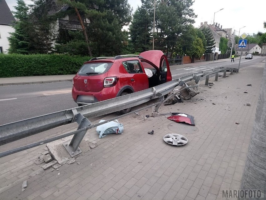 Wypadek w Opolu. Dacia wjechała w bariery na zakręcie ulicy...