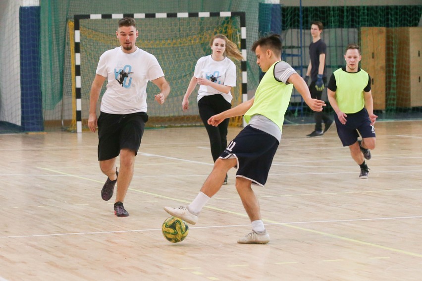 Charytatywny Turniej Futsalu w Lublinie. Jednostronne widowisko w hali MOSiR. Wszyscy wspierali dom dziecka i fundację. Zobacz fotorelację