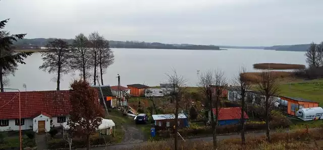 Widok na jezioro Lubie z tarasu widokowego w Ośrodku Wypoczynkowym Relax. Jezioro ma 1.439 ha powierzchni, ponad 14 km długości i maksymalną głębokość wynoszącą 46 m. 