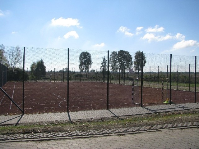 W skład obiektu wchodzi boisko do piłki ręcznej, boisko do siatkówki i do koszykówki oraz kort tenisowy.