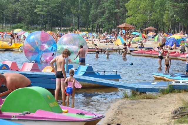 Wakacje to najlepszy czas na wypoczynek nad wodą. W tym roku sezon plażowania i kąpieli zaczął się wyjątkowo wcześnie ze względu na letnią aurę, jaka towarzyszy nam już od kwietnia. Gdzie możemy się kąpać pod opieką ratowników? A gdzie zwyczajowo jeździmy z dziećmi i znajomymi by odpocząć nad wodą? ZOBACZ NA KOLEJNYCH SLAJDACH>>>Gdy do naszego powiatu przyjeżdżają ludzie spoza Konecczyzny po raz pierwszy, zastanawiają się, czy przypadkiem nie trafili na pojezierze, bowiem stawy, zalewy, rzeki spotyka się tu dosłownie co krok. Jednak mimo tego bogactwa akwenów prawdziwe kąpielisko mamy jedynie w Sielpi. Drugim, nazwanym od pierwszego stycznia tego roku według urzędniczej nomenklatury miejscem okazjonalnie wykorzystywanym do kąpieli, ma być zalew przy ulicy Miłej w Stąporkowie.POLECAMY RÓWNIEŻ:TOP 10 najbardziej WKURZAJĄCYCH zachowań na PLAŻY ZOBACZ TAKŻE: TAK ONI ŚPIEWAJĄ oficjalne piosenki na mundial Źródło: vivi24.pl