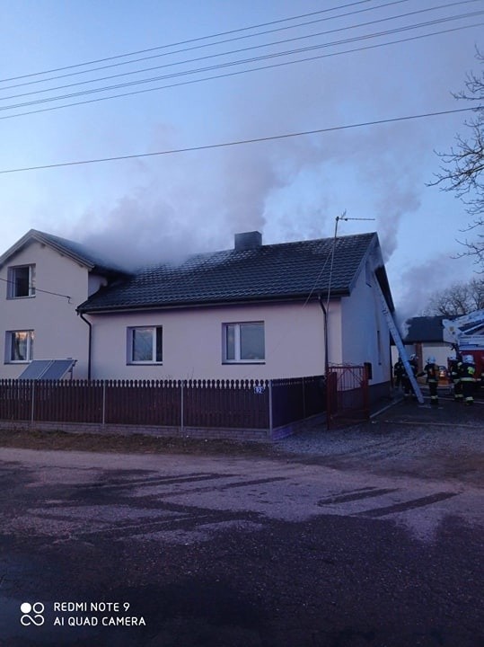 Pożar domu jednorodzinnego pod Opolem Lubelskim. Zobacz zdjęcia z akcji gaśniczej