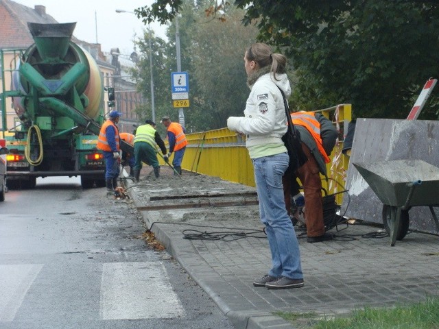 Piesi mają kłopoty z normalnym przejściem przez most Żaganny. Ale za miesiąc pójdą już nowymi chodnikami.