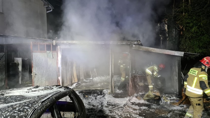 Strażacy walczyli z ogniem w wiosce pod Nowym Sączem. Płonęły garaże