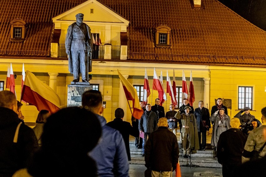 "Trwajmy dla Niepodległej”. Białostoczanie wysłuchali pieśni patriotycznych przy pomniku marszałka Józefa Piłsudskiego. Zobacz zdjęcia