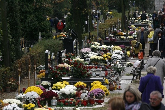 Na rynku jest coraz więcej firm opiekujących się grobami