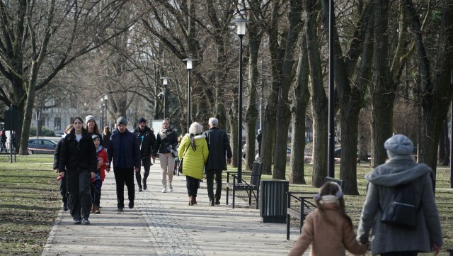 Łodzianie wybrali się na spacer do wyremontowanego parku Staromiejskiego.