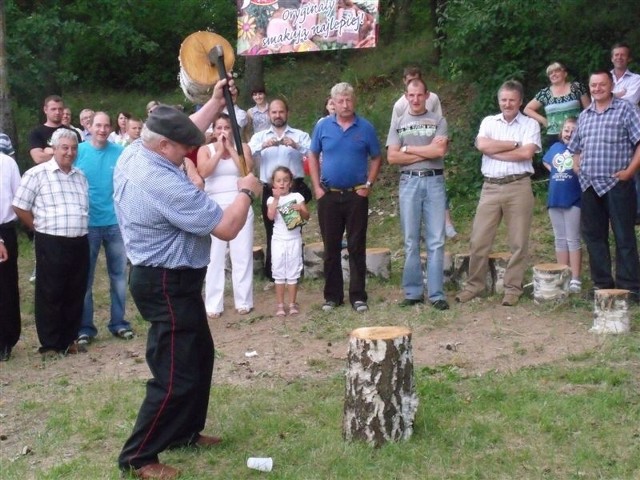 Rąbanie drewna na opał to sztuka, w której lepiej radzą sobie starsi i doświadczeni.