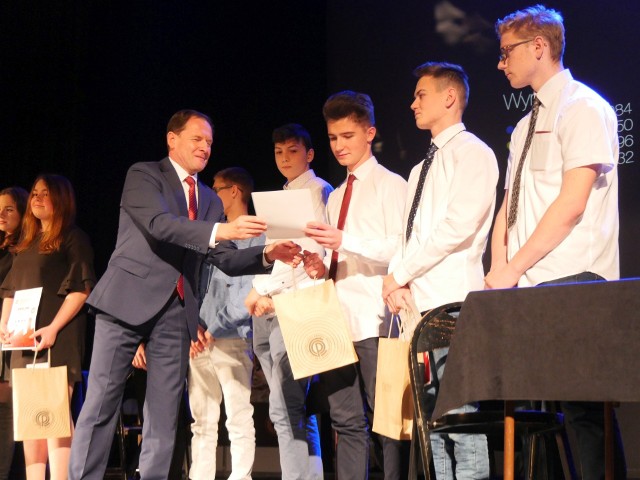 Dyplomy i nagrody dla najlepszych zawodników wręczone zostały podczas finału Turnieju Wiedzy o COP w Stalowej Woli