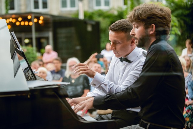 Klasyka w Fabryce, czyli cykl wydarzeń z muzyką klasycznąW ramach Fabryki Pełnej Wydarzeń wspólnie z Dombrova Piano Duo organizatorzy zaoraszają na wyjątkowe spotkanie z muzyką klasyczną pod nazwą: Klasyka w Fabryce. To będzie już trzeci taki koncert w czasie tegorocznych wakacji w Fabryce Pełnej Życia w Dąbrowie Górniczej. Zapraszamy w niedzielę, 8 sierpnia o godz.19.00. Wstęp wolny!Mimo że Dombrova Piano Duo to duet fortepianowy, to tym razem wystąpi tylko Łukasz Szubski. Razem z Krzysztofem Włodarczykiem są przyjaciółmi od szóstego roku życia. Obydwaj swą edukację muzyczną rozpoczęli w dąbrowskiej Szkole Muzycznej w klasie fortepianu. Pierwsze kroki muzyczne stawiali dzięki mgr Małgorzacie Adamczyk, która rozbudziła w nich zamiłowanie do fortepianu oraz muzyki klasycznej. Okres dalszej edukacji muzycznej, to współpraca obydwu muzyków z mgr Marią Zegalską. Rozpoczynając studia, w Akademii Muzycznej im. Karola Szymanowskiego w Katowicach w 2010 r. postanowili podjąć próbę stworzenia duetu fortepianowego. Czas studiów był dla obu muzyków okresem współpracy z wybitnymi pianistami i pedagogami polskiej sceny muzyki klasycznej. Łukasz Szubski współpracował z prof. Józefem Stomplem, dr hab. Magdaleną Lisak, dr Piotrem Sałajczykiem.