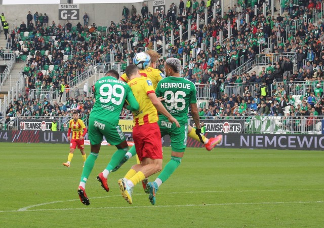 Piłkarze Radomiaka i Korony, nie wznieśli się na wyżyny swoich możliwości i po stojącym na słabym poziomie meczu, podzielili się punktami.