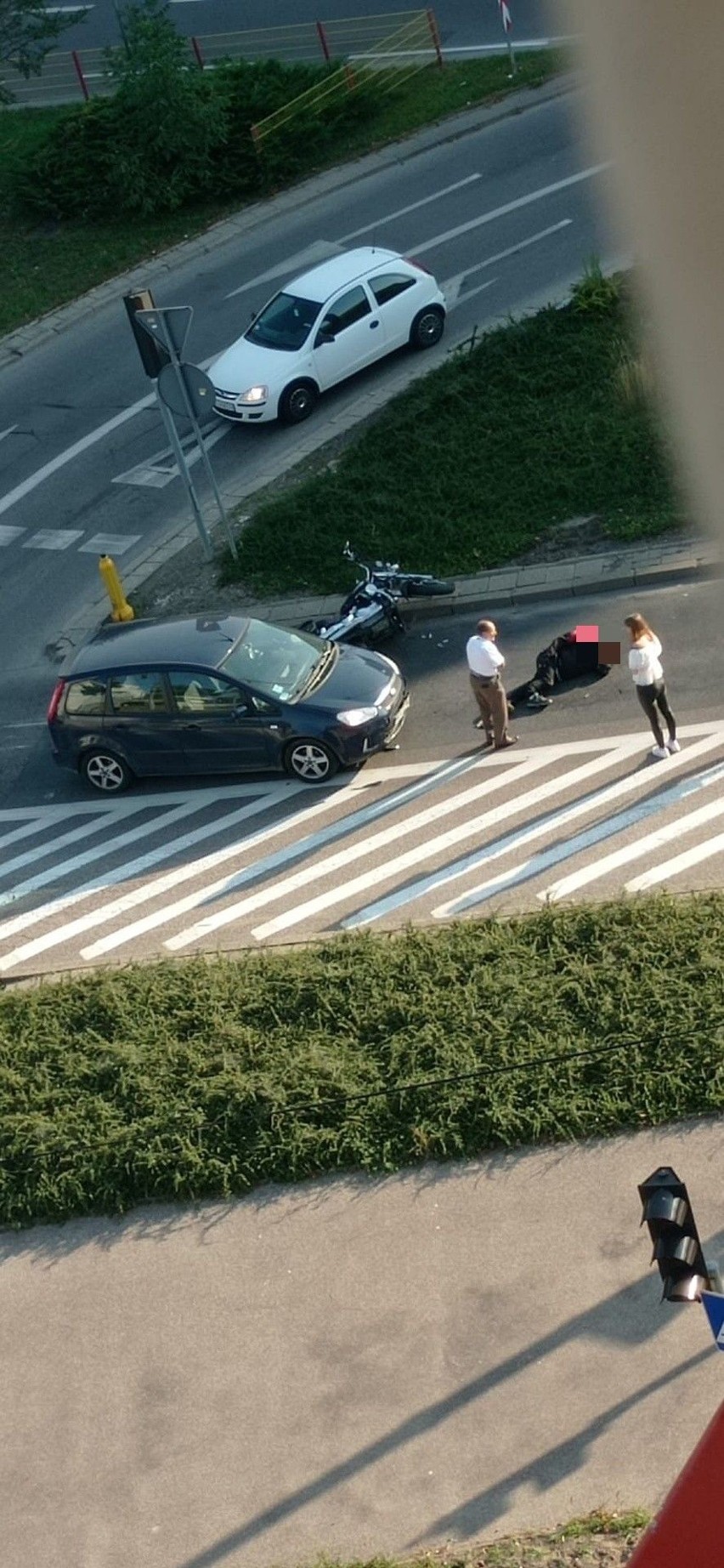 Białystok. Wypadek na ul. Lipowej. 75-letni motocyklista wjechał na czerwonym świetle i został potrącony przez forda 