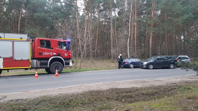 W wyniku zderzenia trzech samochodów osobowych w Silnie (gmina Obrowo), jedna osoba została poszkodowana i zabrana do szpitala.