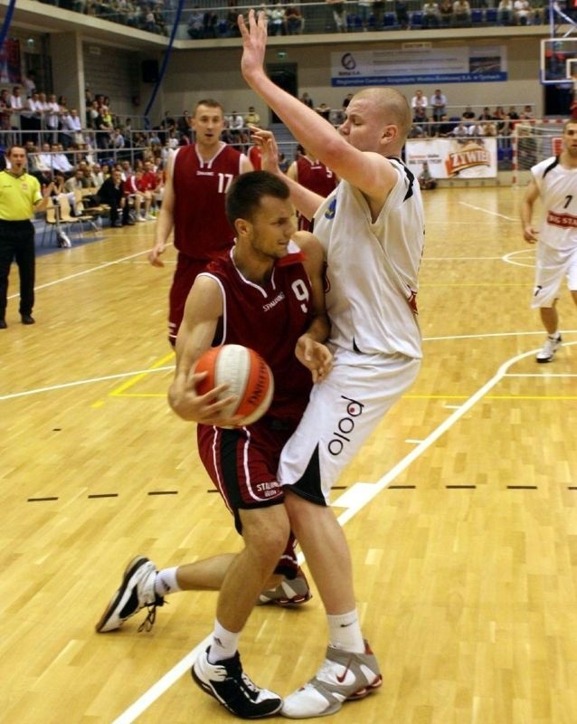 W zespole koszykarzy Stali Stalowa Wola (z piłką Marek Piechowicz) mają grać w ekstraklasie, według prezydenta Andrzeja Szlęzaka, sami Polacy.