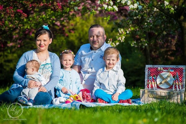 Pochodzący z Szydłowca Grzegorz Smolarski do tej pory cieszył się życiem, był wspaniałym mężem i ojcem trójki dzieci. Niestety, życie jego oraz rodziny całkowicie zmieniła ciężka choroba.