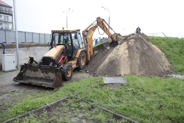 Na moście na razie niewiele się dzieje, trwają prace przygotowawcze. Drogowcy twierdzą jednak, że już w maju ruszy budowa specjalnej kładki.