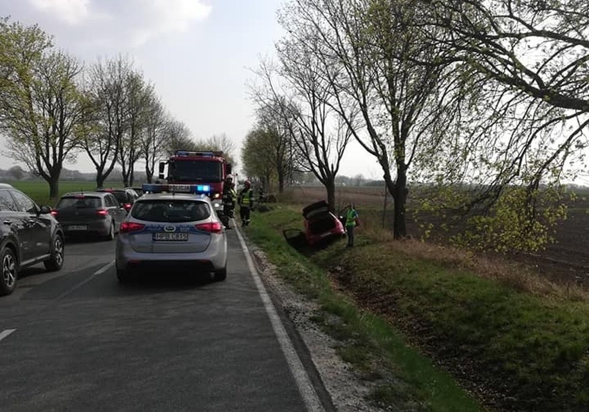 Wypadek pod Wrocławiem, samochód w rowie (ZDJĘCIA)