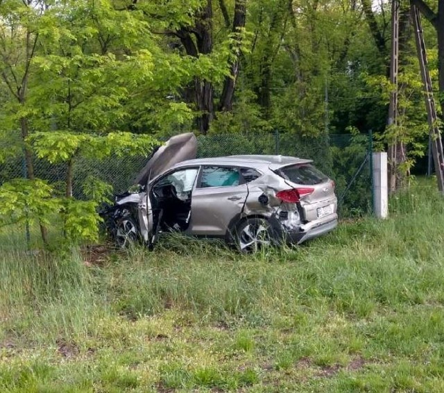 50-letni kierowca hyundaia został aresztowany na 3 miesiące za spowodowanie wypadku po pijanemu. W jego wyniku ciężkiego uszczerbku na zdrowiu doznał 59 – letni kierowca taksówki. Podejrzanemu grozi do 12 lat więzienia. Z nieoficjalnych informacji wynika, że 50-latek jest funkcjonariuszem straży miejskiej. Czytaj więcej na następnej stronie