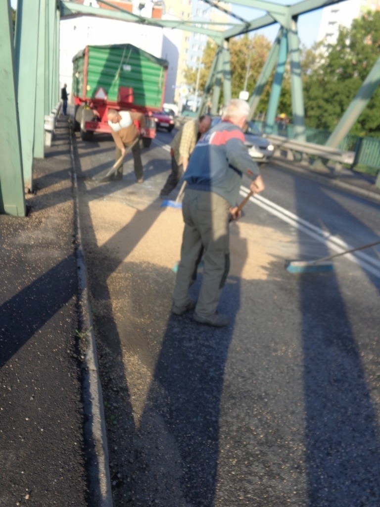 Wypadek w Oławie. Traktor uszkodził dwa przęsła jedynego mostu na Odrze (ZDJĘCIA)