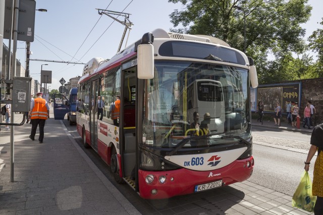 Kraków wybrał rozwiązanie wyglądające trochę jak trolejbus - autobus ma zamontowany na dachu pantograf