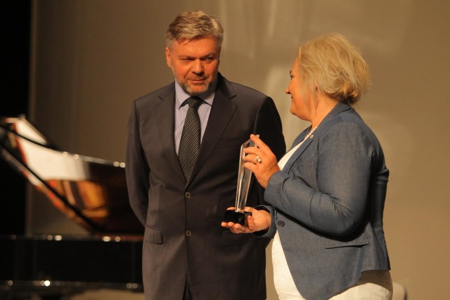 Podczas uroczystość 70-lecia WZM prezes Elżbieta Wawrzynkiewicz otrzymała statuetkę Człowieka Roku 2014 z rąk Adama Pawłowskiego, redaktora naczelnego „Głosu Wielkopolskiego”