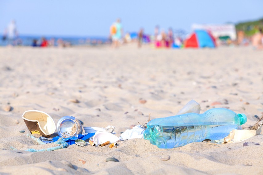 Śmieci na plaży to zjawisko niemal tak powszechne jak...