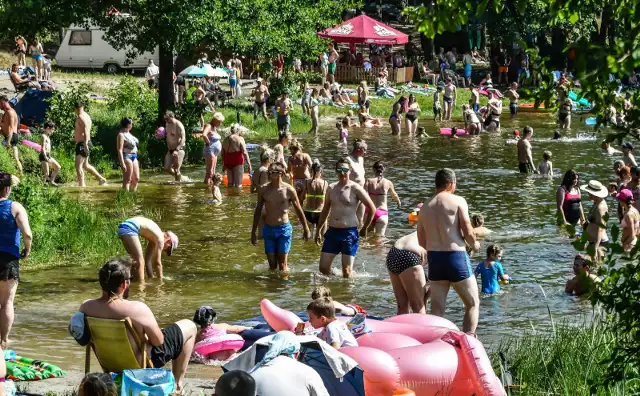 W upalną niedzielę (20 czerwca 2021 r.) wielu bydgoszczan i nie tylko szukało ochłody nad Jeziorem Jezuickim, na plaży w Pieckach i Prądocinie