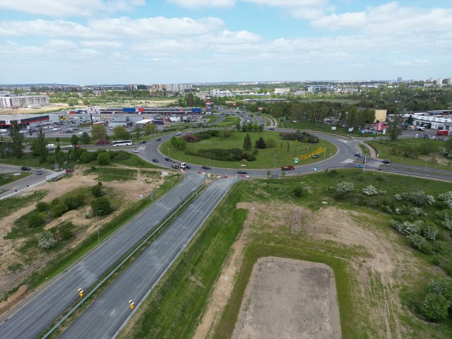 Rondo Hakena. Na pierwsyzm planie jezdnie nowej obwodnicy Warzymic i Przecławia, czyli DK nr 13. Po prawej jezdnie ulicy Krygiera. Jest pomysł, żeby udrożnić zewnętrzny pas aż do zjazdu z ulicą Południową