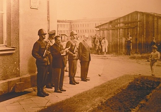 Fotografia prezentuje uroczystość związaną z rocznicą zagłady białostockich Żydów