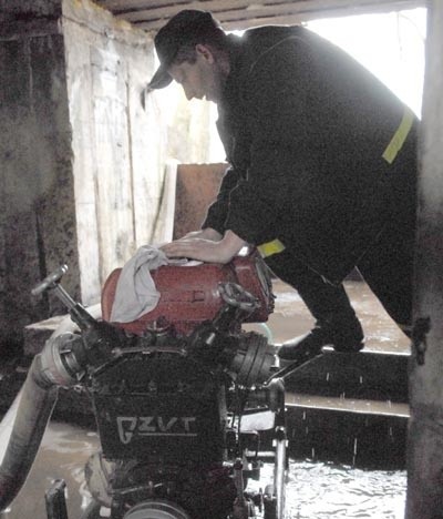 W sobotę największą robotę wykonali strażacy - ochotnicy z Lubrzy. Przez kilka godzin wypompowywali wodę z podziemi bunkra.
