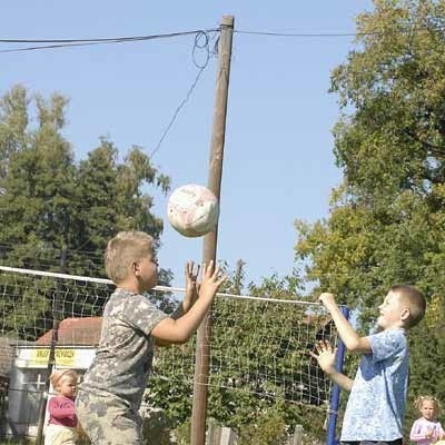 Mateusz Żuk i Mateusz Stefański muszą uważać, by podczas gry nie rozbić głowy o słup. Na szczęście, lada dzień drewniany problem ma zniknąć.