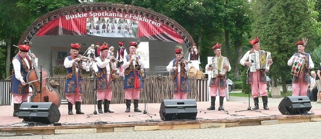Ognistą "Polką od Piasku" - Kapela Buskowianie zainaugurowała w sobotę 37. Międzynarodowe Buskie Spotkania z Folklorem.