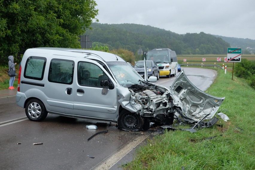 Wypadek w Wapowcach. 5-latka nie przeżyła zderzenia BMW z renault
