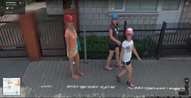 W programie Google Street View automatycznie zamazywane są ludzkie twarze i tablice rejestracyjne samochodów, ale na zdjęciach można rozpoznać siebie lub kogoś znajomego po charakterystycznej sylwetce, ubraniu lub miejscu. A może to ciebie upolowała kamera Google'a - na spacerze z psem, w czasie zakupów lub podczas rowerowej przejażdżki po Iłży? Zobacz zdjęcia!