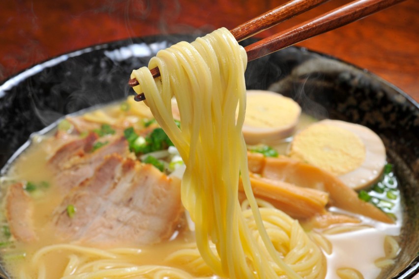 Tradycyjnie ramen w Japonii spożywany jest za pomocą...