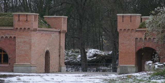 Stare Miasto Kostrzyn: Odrestaurowana niedawno Brama Chyżańska jest ozdobą zniszczonej starówki.