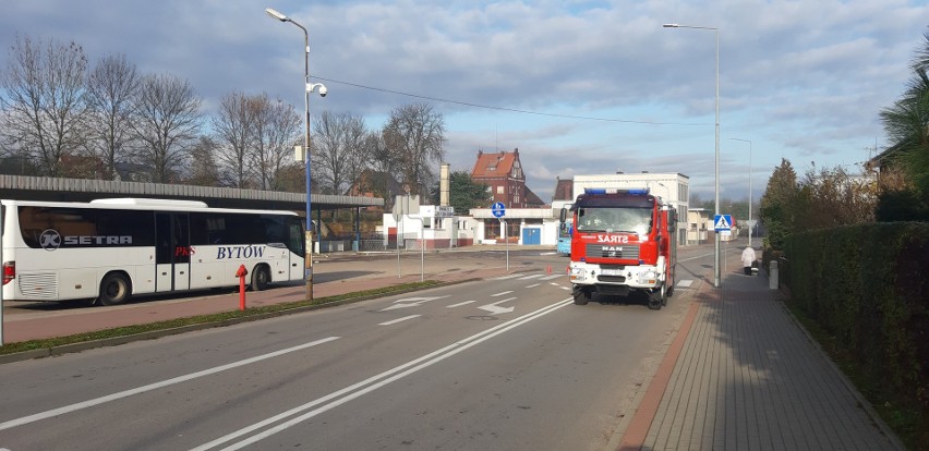 Wypadek na skrzyżowaniu w Miastku. Ranny został motorowerzysta (wideo, zdjęcia)